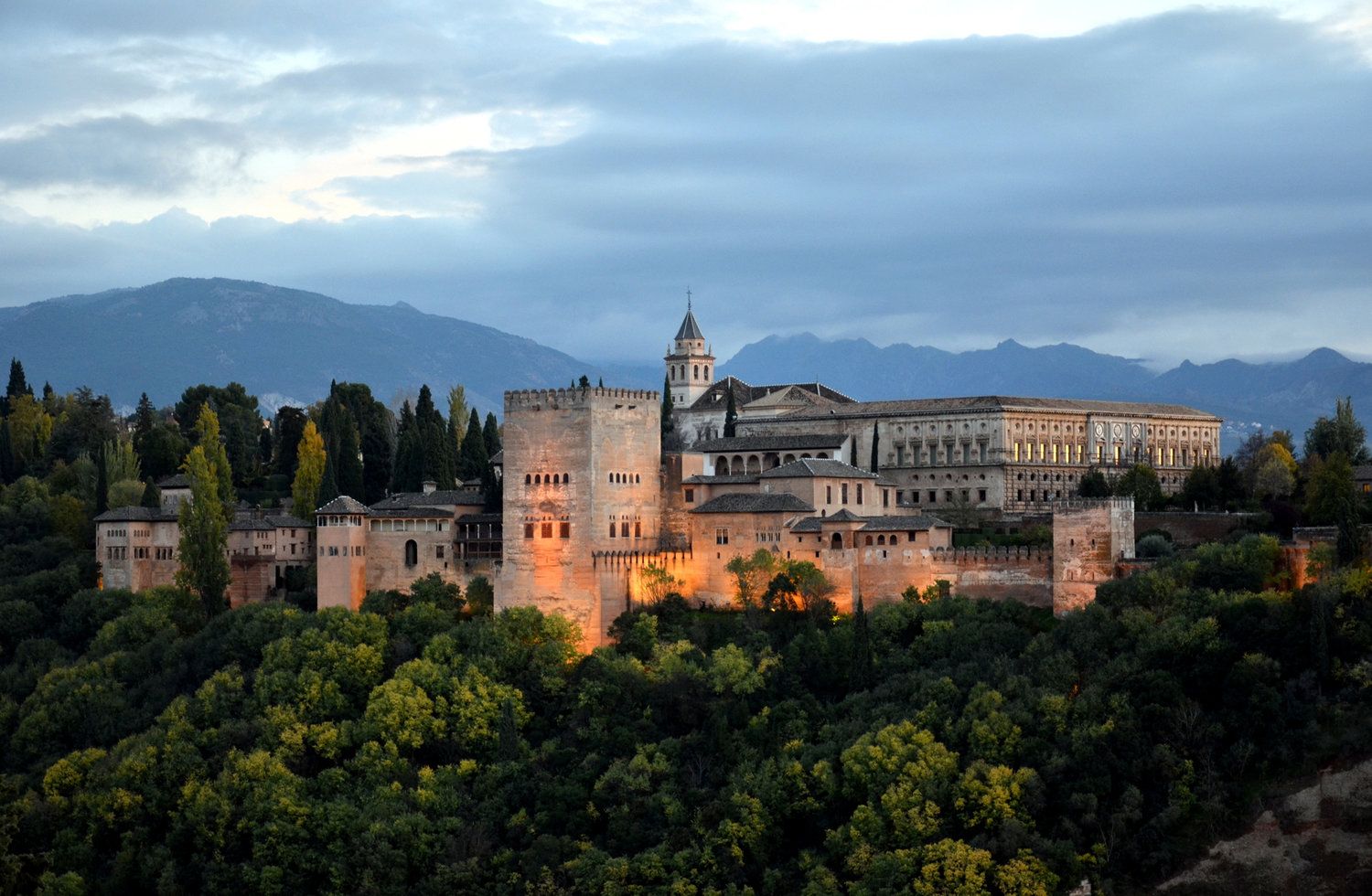 Qué hacer en Granada: Conocer la Alhambra.
